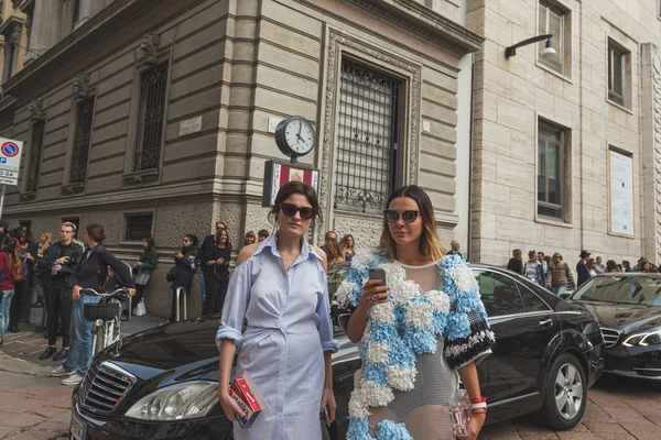 People gather outside Ferragamo fashion show building in Milan, — 图库照片