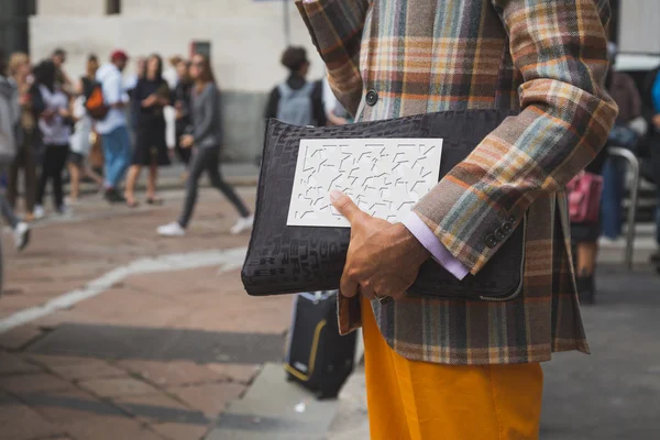 Detalhe de um homem fora Ferragamo construção de desfile de moda em Milão — Fotografia de Stock