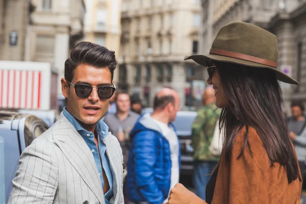 People gather outside Ferragamo fashion show building in Milan, — Stock fotografie