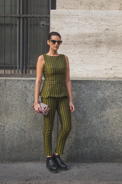 People gather outside Ferragamo fashion show building in Milan, — Zdjęcie stockowe