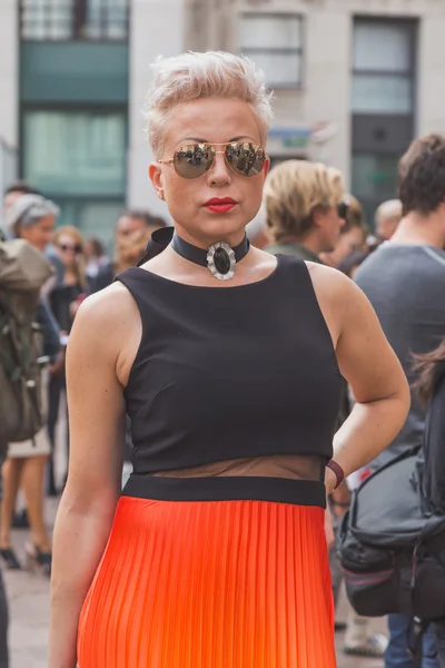 La gente se reúne frente al edificio del desfile de moda Ferragamo en Milán , — Foto de Stock