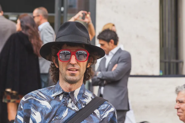 People gather outside Ferragamo fashion show building in Milan, — Zdjęcie stockowe