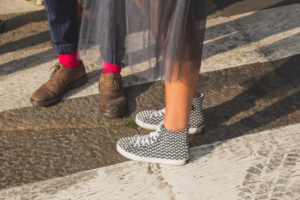 Detalle de zapatos fuera del edificio del desfile de moda Ferragamo en Milán — Foto de Stock