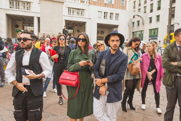 Menschen versammeln sich vor dem Gebäude der Modenschau Ferragamo in Mailand, — Stockfoto