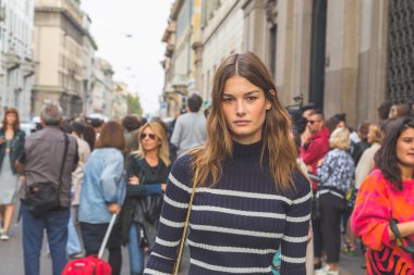 Trussardi moda dışında muhteşem modeli göstermek Milan'da bina,