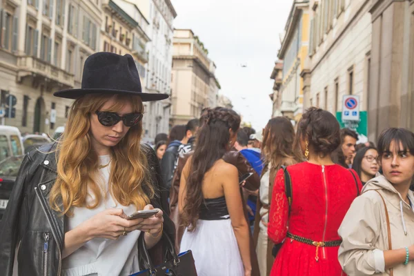 Les gens se rassemblent devant le bâtiment du défilé de mode Trussardi à Milan , — Photo