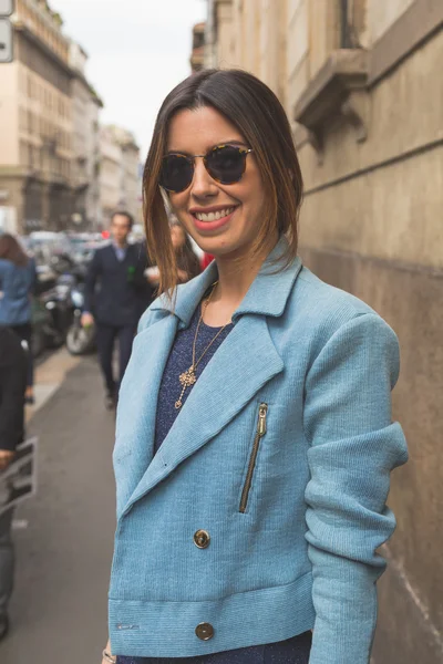 As pessoas se reúnem fora do edifício do desfile de moda Trussardi em Milão , — Fotografia de Stock