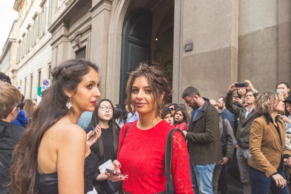 La gente se reúne frente al edificio del desfile de moda Trussardi en Milán , — Foto de Stock