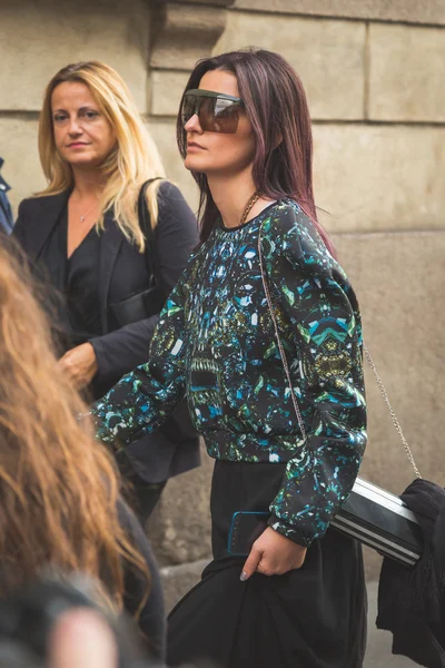 İnsanlar dış Trussardi defile Milan'da bina toplamak, — Stok fotoğraf