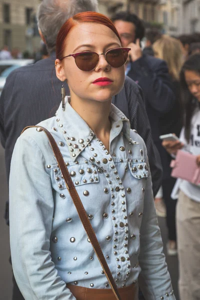 La gente si riunisce fuori dalla sede della sfilata Trussardi a Milano , — Foto Stock