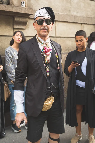 Lidé shromažďují mimo Trussardi, módní přehlídka, budova v Miláně, — Stock fotografie