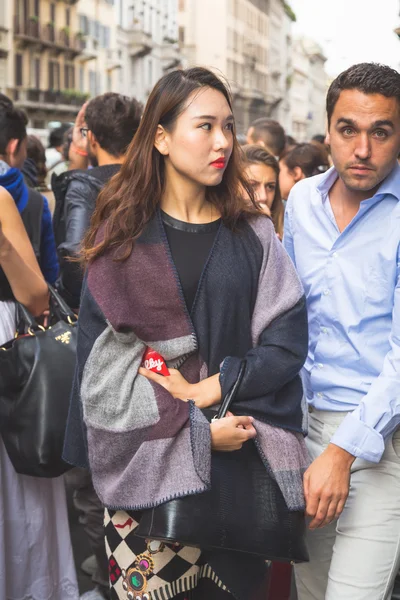 人们聚集在一起时装秀在米兰建筑的外部女香, — 图库照片