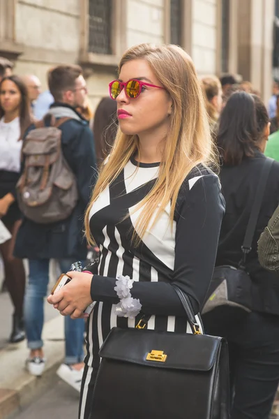 Les gens se rassemblent devant le bâtiment du défilé de mode Trussardi à Milan , — Photo