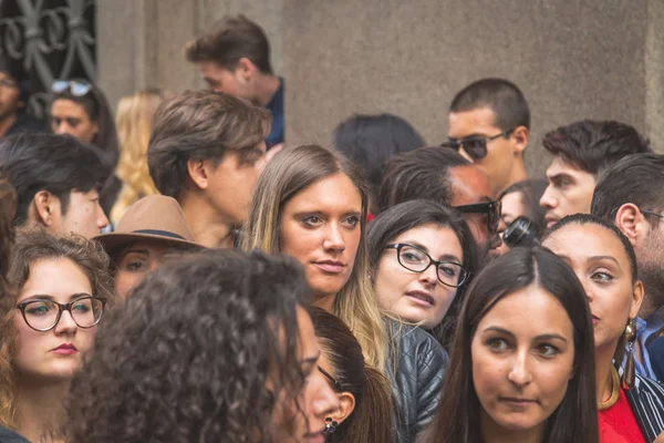 As pessoas se reúnem fora do edifício do desfile de moda Trussardi em Milão , — Fotografia de Stock