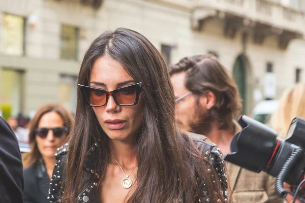 La gente se reúne frente al edificio del desfile de moda Trussardi en Milán , — Foto de Stock