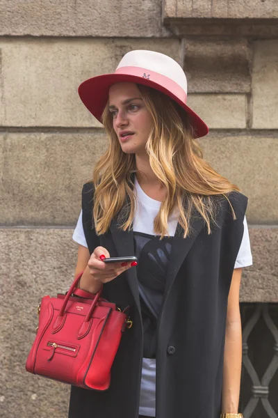 La gente se reúne frente al edificio del desfile de moda Trussardi en Milán , — Foto de Stock