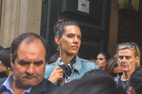 People gather outside Trussardi fashion show building in Milan, — Stock Photo, Image