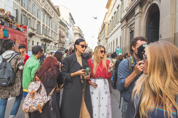 Mensen verzamelen buiten Trussardi modeshow gebouw in Milaan, — Stockfoto
