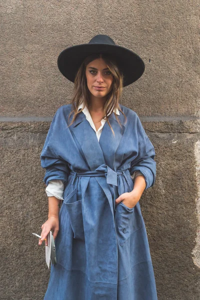 People gather outside Trussardi fashion show building in Milan, — Stock Photo, Image