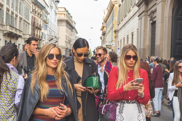 Människor samlas utanför Trussardi modevisning byggnad i Milano, — Stockfoto