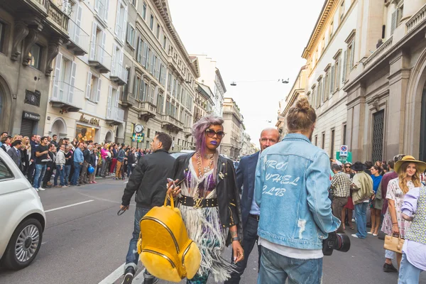La gente se reúne frente al edificio del desfile de moda Trussardi en Milán , — Foto de Stock