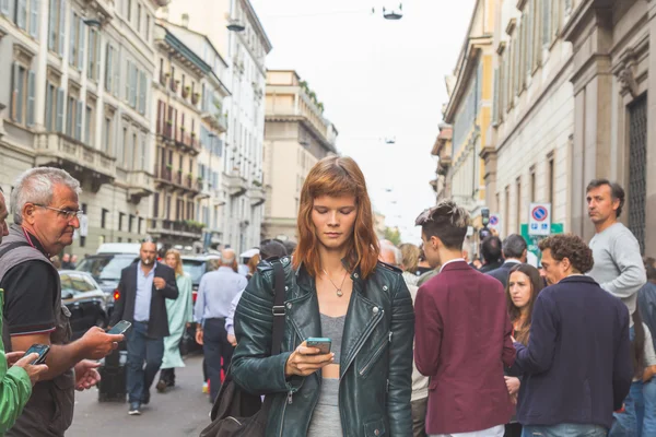 Gorgeous model outside Trussardi fashion show building in Milan, — Stock Photo, Image