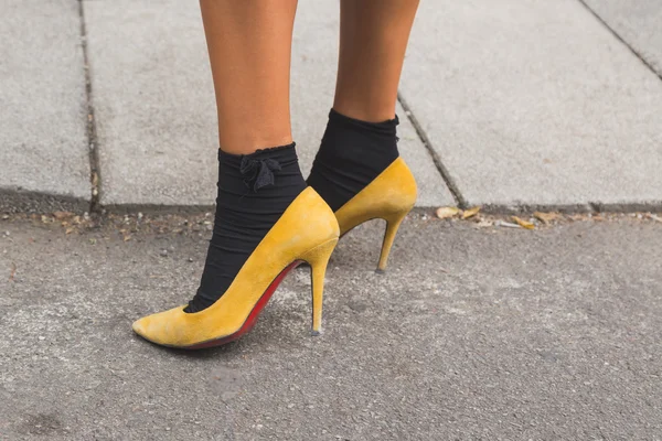 Detail of shoes outside Armani fashion show building in Milan, I — Stockfoto