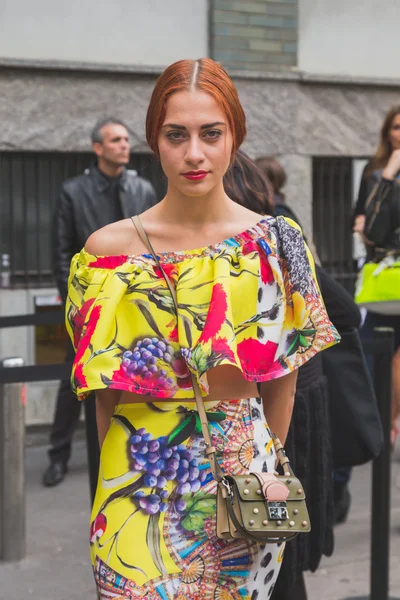 People outside Armani fashion show building in Milan, Italy — Stockfoto