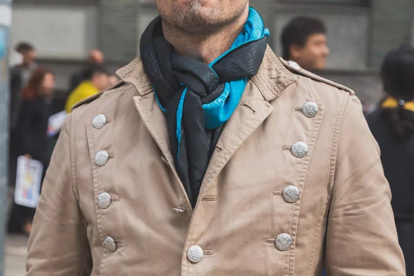 Detalhe de um homem fora do edifício do desfile de moda de Armani em Milão, I — Fotografia de Stock