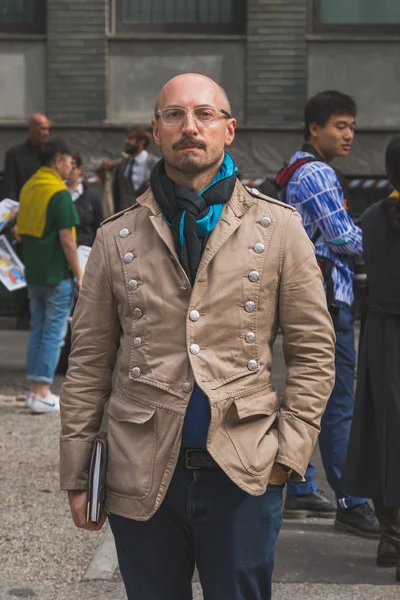 Pessoas fora de Armani construção de desfile de moda em Milão, Itália — Fotografia de Stock