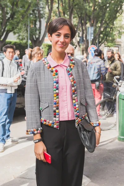 Des gens devant le bâtiment du défilé de mode Armani à Milan, Italie — Photo