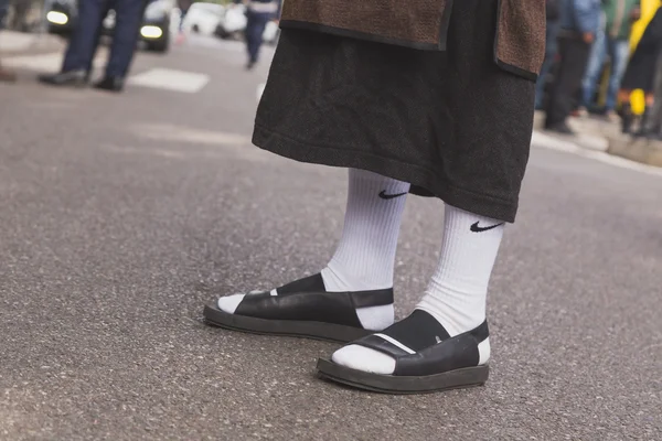 Detail of shoes outside Armani fashion show building in Milan, I — Stockfoto