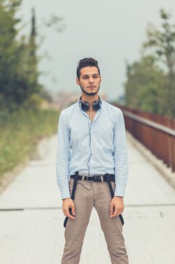 Yakışıklı delikanlı bir kentsel bağlamda poz