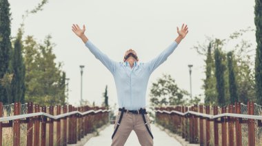 Yakışıklı delikanlı bir kentsel bağlamda poz