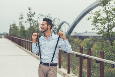 Yakışıklı delikanlı bir kentsel bağlamda poz