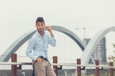 Yakışıklı delikanlı bir kentsel bağlamda poz