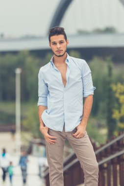 Yakışıklı delikanlı bir kentsel bağlamda poz