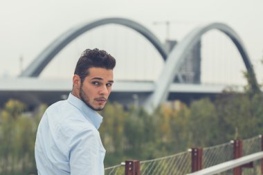 Yakışıklı delikanlı bir kentsel bağlamda poz