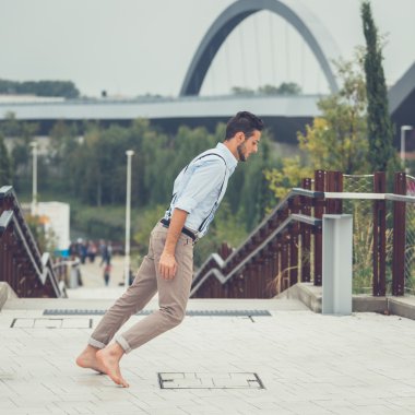 Yakışıklı delikanlı bir kentsel bağlamda poz