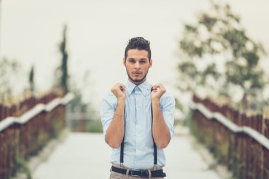 Yakışıklı delikanlı bir kentsel bağlamda poz