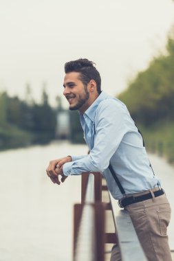 Yakışıklı delikanlı bir kentsel bağlamda poz