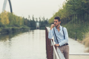 Yakışıklı delikanlı bir kentsel bağlamda poz