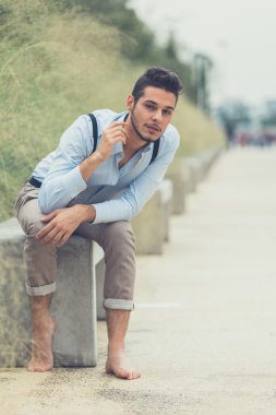 Yakışıklı delikanlı bir kentsel bağlamda poz