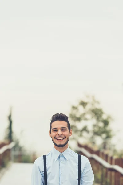 Junger schöner Mann posiert im urbanen Kontext — Stockfoto