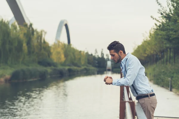 Young handsome man posing in an urban context — Stock Photo, Image