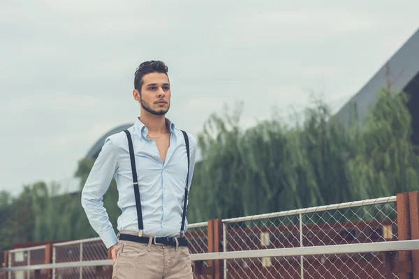 Joven hombre guapo posando en un contexto urbano —  Fotos de Stock