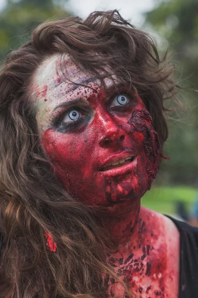 Menschen nehmen am Zombie-Spaziergang in Mailand, Italien teil — Stockfoto