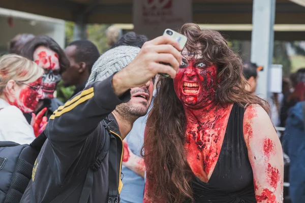 Ludzie wziąć udział w Zombie Walk w Mediolan, Włochy — Zdjęcie stockowe