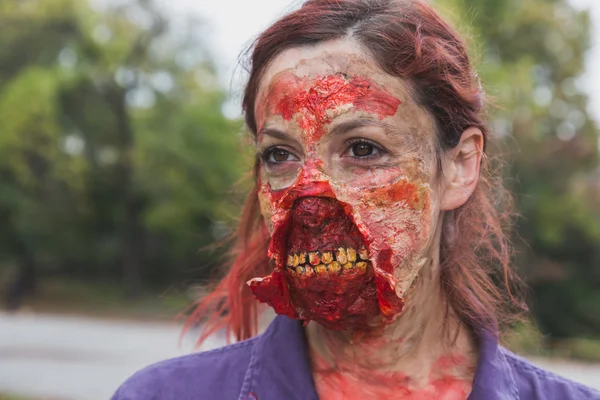 La gente participa en el Zombie Walk en Milán, Italia —  Fotos de Stock