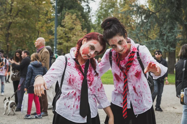 Lidé účastní Zombie Walk v Miláně, Itálie — Stock fotografie